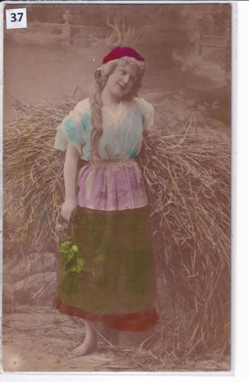 Cartolina d'epoca Ritratto di donna in costume