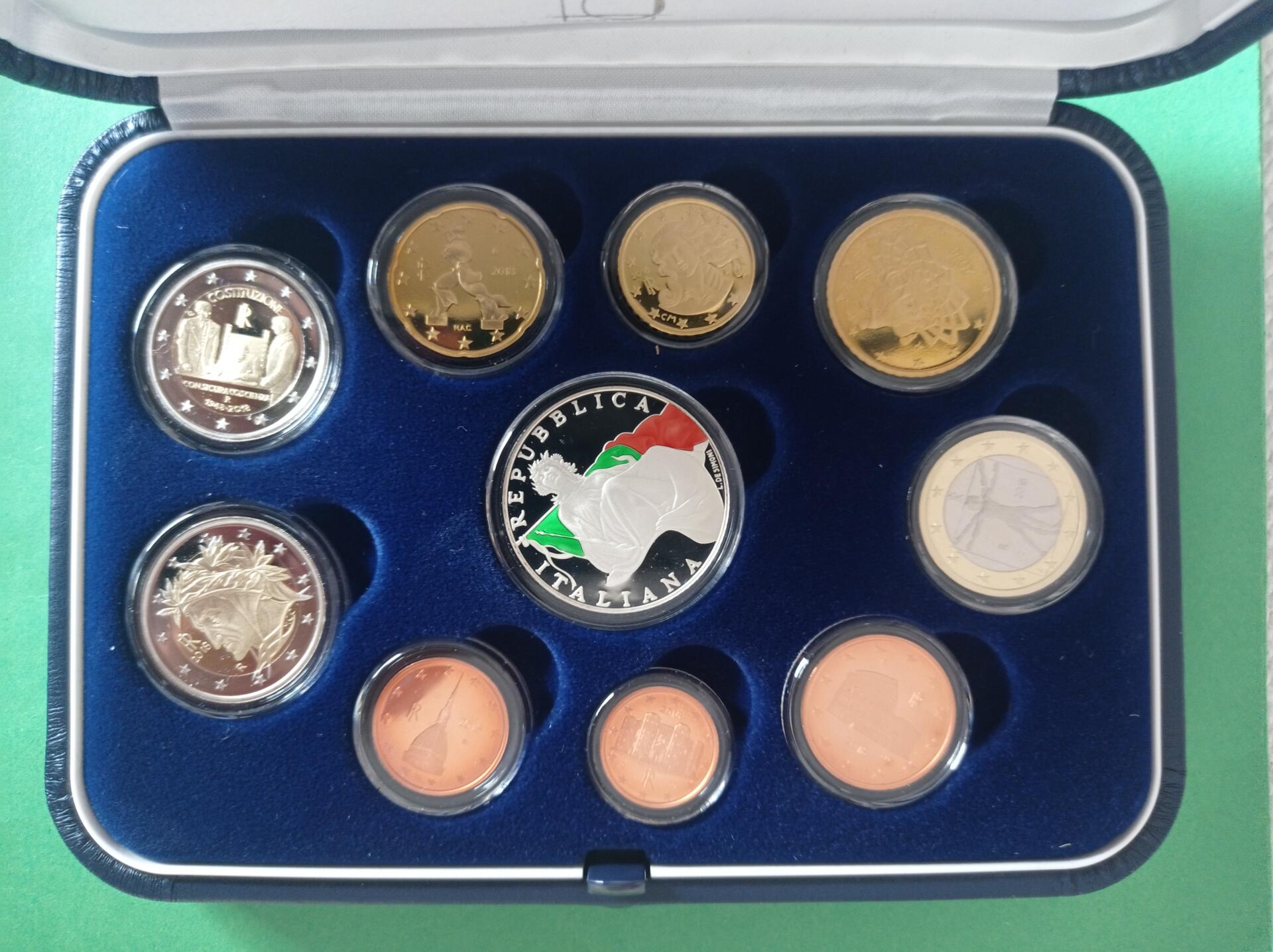 Monete Italia Anno 2018 Serie divisionale Proof con 5 Euro in argento celebrativa del 70esimo anniversario dell'entrata in vigore della Costituzione Italiana - immagine 2