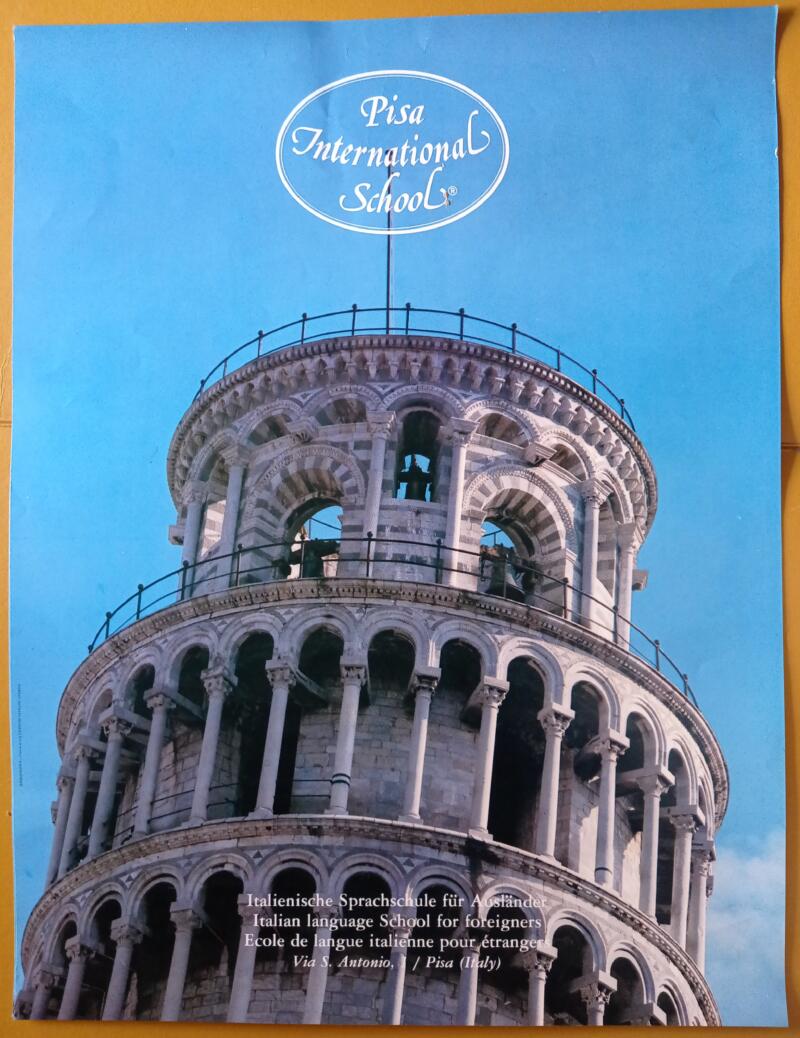 Manifesto pubblicitario di International School Pisa con la sommità della Torre pendente
